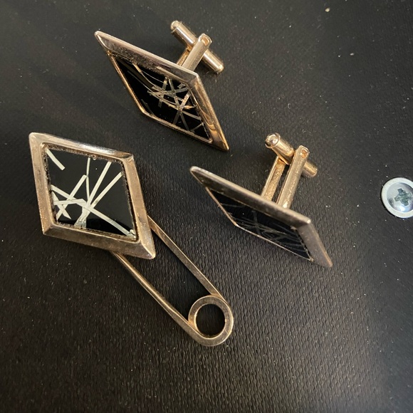 Vintage Cuff Links/Matching Loop Tie Pin/Extra Tie Pin Included - Picture 1 of 8